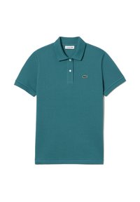Teal kortærmet polo skjorte med to hvide knapper og et lille broderet grønt krokodillelogo på venstre bryst.