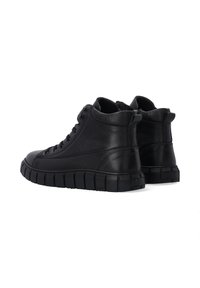 Zwarte leren hoge sneakers met een ronde neus, gewatteerde kraag en rubberen zool met uitgesproken profielpatronen. Vetersluitingen.