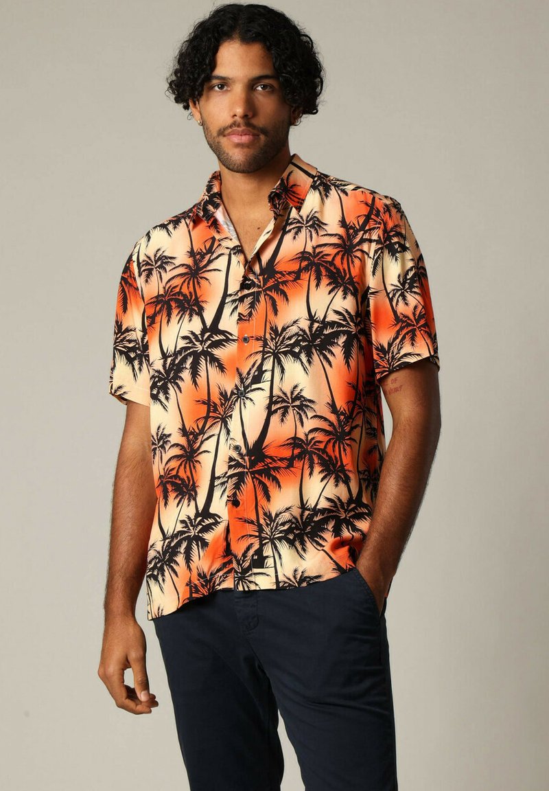 Korte mouw shirt in oranje, geel en zwart met een palmbomenontwerp, knoopsluiting aan de voorkant en een ontspannen pasvorm. Soepele stoftextuur.