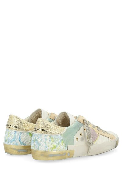 Sneakers con un design a materiali misti in crema, verde pastello e blu. Presentano dettagli in oro, motivi testurizzati e lacci rotondi.