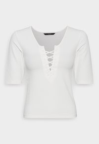 Bílý žebrovaný top s krátkým rukávem a hlubokým výstřihem do V, s křížovým šněrováním v přední části.