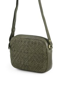 Olivově zelená tkaná taška s texturovaným povrchem, obdélníkového tvaru, s koženými detaily a nastavitelným popruhem se zipem.