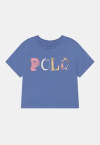 T-shirt blu a maniche corte con la scritta "POLO" stampata in lettere multicolori con varie texture e motivi. Design classico con collo rotondo.