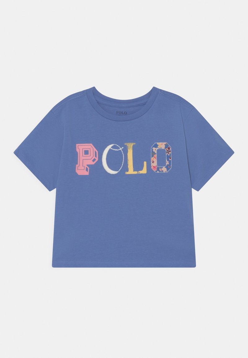 T-shirt blu a maniche corte con la scritta "POLO" stampata in lettere multicolori con varie texture e motivi. Design classico con collo rotondo.