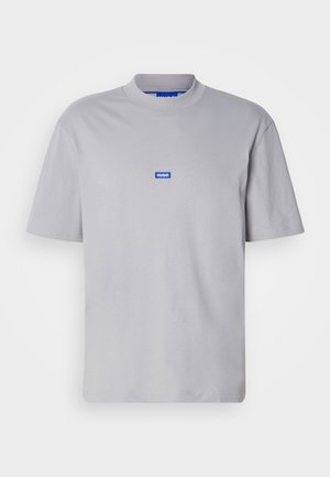 Graues Baumwoll-T-Shirt mit Rundhalsausschnitt, kurzen Ärmeln und kleinem blauen "HUGO"-Logo in der Mitte. Glatte Textur, lockere Passform.