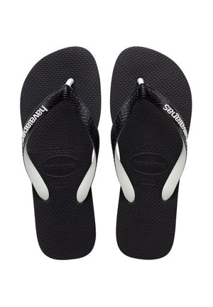 Sorte flip-flops med tekstureret fodseng, hvide gummistropper med et logo. Designet er enkelt med en klassisk tåsandalsstil og flad sål.