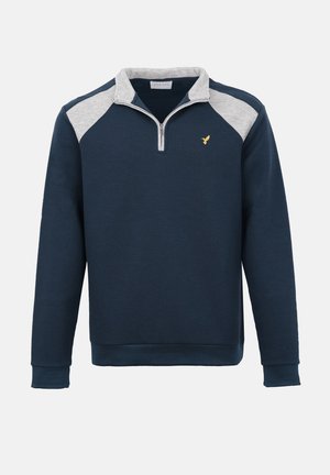 Tamsiai mėlynas megztinis su šviesiai pilkais peties akcentais, ketvirčio užtrauktuku, briaunotais rankogaliais ir apačia bei mažu geltonu paukščių logotipu ant krūtinės.