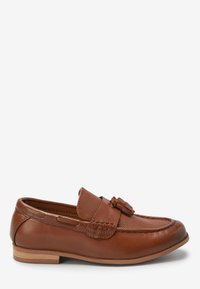 Mocassins en cuir marron avec un dessus texturé, détail de frange décoratif, coutures, et un petit talon en bois.