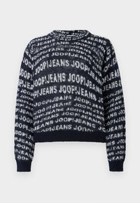Navy strikkegenser med hvit "JOOP! JEANS" logo i gjentatt mønster, rund hals, og ribbestrikkede ermer og kant. Kuttet design.