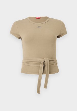 Beżowy, prążkowany top z krótkim rękawem i okrągłym dekoltem, z logo Diesel na piersi oraz długim dopasowanym paskiem zawiązanym w talii.