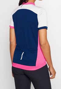 Sportovní tričko s krátkým rukávem s barevnými bloky v modré, růžové a bílé barvě. Má strukturovanou látku a zadní kapsu se stahovací šňůrkou.