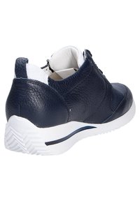 Navyblauer Ledersneaker mit weißer Sohle; bietet eine strukturierte Oberseite, abgerundete Form und einen subtilen blauen Streifen auf der Sohle. Reißverschlussdetails an der Seite.