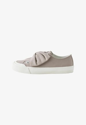 Next, REGULAR FIT - FOREVER COMFORT® CANVAS BOW TRAINERS - Našuchovačky - taupe
