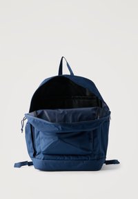 Σακίδιο πλάτης σε ναυτικό μπλε χρώμα με μπροστινή τσέπη και ανοιχτό πάνω διαμέρισμα, όρθιο σε λευκό φόντο.