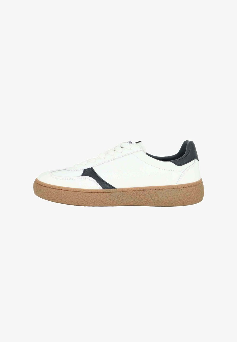 Sneaker bianco con pannello laterale nero, suola in gomma marrone chiaro testurizzata, parte superiore in pelle liscia e design tradizionale con lacci.