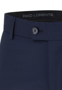 Granatowe spodnie wykonane z teksturowanej tkaniny, z czarnym guzikiem i paskiem z nazwą marki "PAKO LORENTE" wewnątrz.