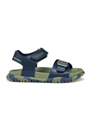 Sandale bleu et vert à bout ouvert avec des brides réglables, une semelle robuste et des étiquettes "Water Friendly" et "Geox" sur le talon et la sangle de cheville.