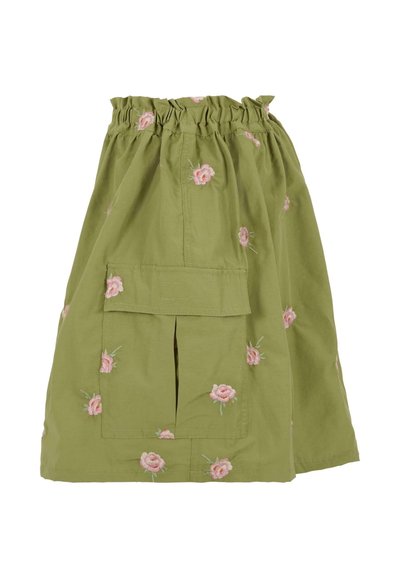 Gonna in tessuto verde con cintura elastica. Presenta rose ricamate rosa e una tasca frontale. Progettata con una forma a trapezio, comoda e rilassata.