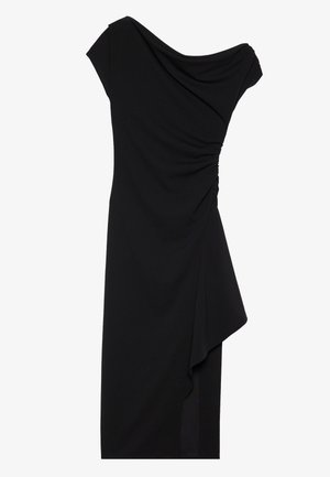Sort kjole med draperet halsudskæring, korte ærmer og sidefoldninger. Har en svajende nederdel med lagdelt design og blød stofstruktur.