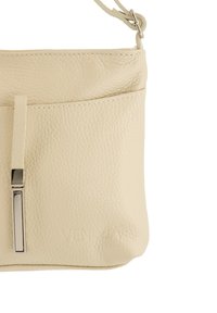 Lichtbeige leren handtas met een gestructureerd oppervlak, een slank ontwerp, een voorvak en metalen hardware-accenten. Inclusief verstelbare schouderriem.
