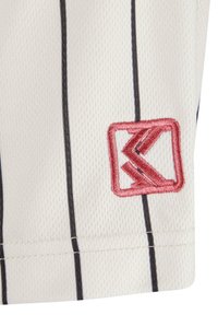 Hvit stoff med svarte vertikale striper, med en rød brodert logo i en firkant. Teksturen ser ut til å være pustende og nettaktig.