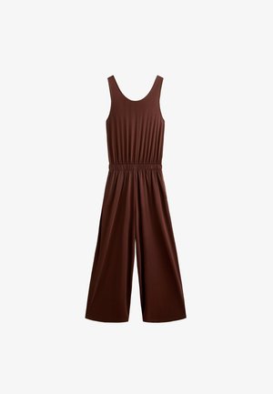 Smeđi kombinezon bez rukava s širokim nogavicama, elastičnim pojasom, mekom teksturom i dubokim ovratnikom, izrađen od glatkog, lepršavog materijala.