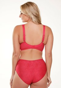 Rode bh en bijpassende high-waisted slips van textuurstof. De bh heeft verstelbare banden en een haak-en-oogsluiting op de rug.
