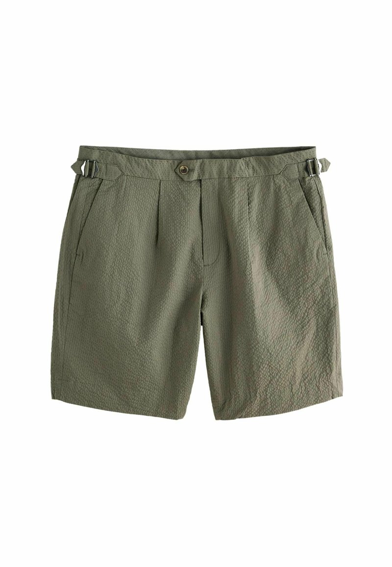 Shorts texturés vert olive avec poches latérales, fermeture par bouton et zip, et sangles latérales ajustables avec boucles métalliques.