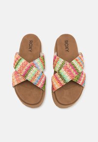 Roxy sandaalid ristipatterniga mitmevärvilise kootud ülemise osaga, pruun kunstnahast talla ja tekstuuriga beeži kummist välispinnaga.