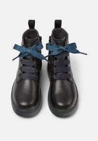Stivali alla caviglia in pelle nera con una texture liscia, dotati di lacci blu navy e cerniere laterali per una facile vestibilità. Cinghie di trazione sul tallone.