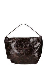 Borsa a spalla in finta pelle marrone con una finitura lucida, texture morbida e raggrinzita, e un'unica maniglia curva per il trasporto.