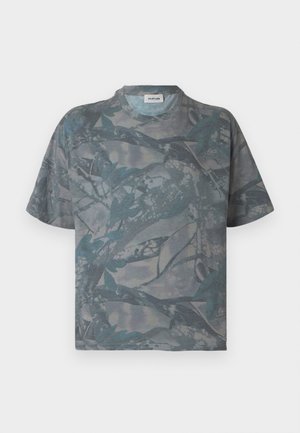 T-shirt manches courtes col rond avec un motif camouflage botanique bleu et gris atténué sur un fond uni.