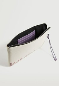 Funda de cuero blanco con una superficie texturizada, que cuenta con un interior negro y un compartimento para tarjetas de lavanda. Cierre de cremallera y una correa para la muñeca adjunta.