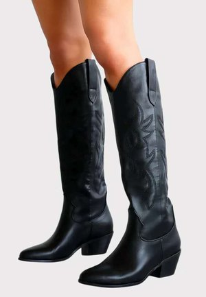 Bottes en cuir noir à hauteur de genou avec embouts pointus, surpiqûres décoratives et talons carrés. Texture lisse, design structuré et silhouette élancée.