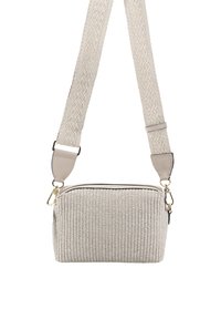 Hellbeige gewebte Handtasche mit strukturiertem Oberflächen, Reißverschlussverschluss und einem verstellbaren Riemen mit goldenen Hardware-Akzenten. Kompakte rechteckige Form.