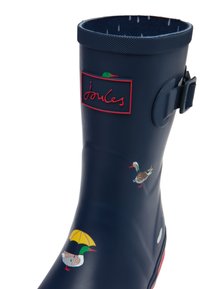 Stivale di gomma navy con una fibbia, caratterizzato da motivi di anatra e ombrello colorati. Bordo superiore testurizzato e logo Joules in rosso.