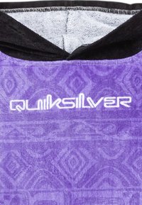 Lila bomullshuvtröja med en strukturerad mönster, med svarta accenter och "Quiksilver"-logotypen i vitt, nära halsringningen.