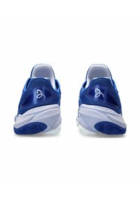 Blauwe sportieve schoenen met een ademende bovenkant van mesh, een gevoerde tussenzool en een rubberen zool met een zigzagpatroon. Reflecterende branding op de hiel.