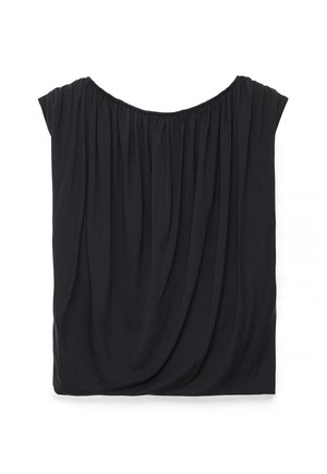 Blouse noire sans manches avec tissu plissé et drapé, et un large décolleté arrondi.