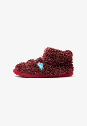 Botín de zapatilla suave y esponjoso en rojo y negro con un parche de logo azul en el lateral y una suela gruesa diseñada para la comodidad interior.