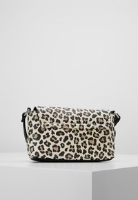 Torebka crossbody w panterkę z klapą, wykonana z materiału syntetycznego, z czarnymi akcentami i regulowanym paskiem.