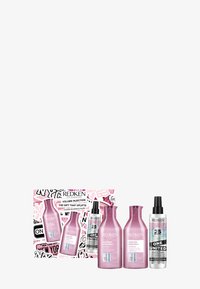 Le coffret cadeau Redken Volume Injection comprend deux bouteilles de shampooing roses et un spray, tous dotés de designs élégants et de finitions brillantes.