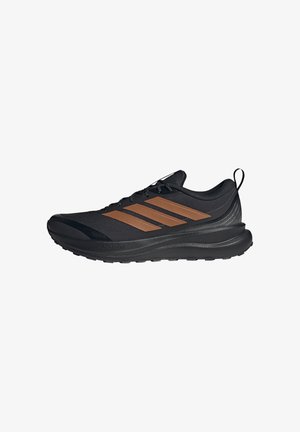 Schwarzer Adidas Laufschuh mit drei braunen Streifen, schwarzer Sohle, Schnürsenkeln und Zuglasche an der Ferse, Seitenansicht auf weißem Hintergrund.