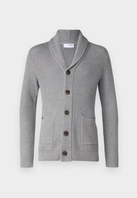 Gråstickad cardigan med sjalkrage, fem bruna knappar och två framfickor. Ribbad struktur på ärmsluten och nederkant.