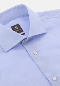 Svetlomodrá pruhovaná košeľa s klasickým golierom, bielymi gombíkovými zapínaniami a štítkom s názvom značky "BOGGI."