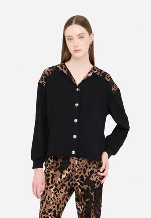Felpa nera con bottoni, colletto e dettagli sulle spalle in stampa leopardata. Bottoni dorati, maniche lunghe e una texture di tessuto morbida.