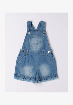 Salopette en jean de couleur bleu clair, dotée de bretelles ajustables, de poches avant et d'un ourlet effiloché. Le tissu présente une texture légèrement délavée.