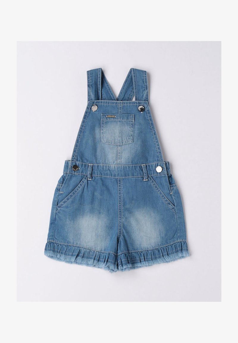 Salopette en jean de couleur bleu clair, dotée de bretelles ajustables, de poches avant et d'un ourlet effiloché. Le tissu présente une texture légèrement délavée.