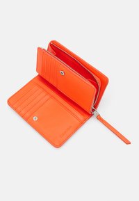 Calvin Klein RE LOCK QUILT BIFOLD WALLET - Maks - flame