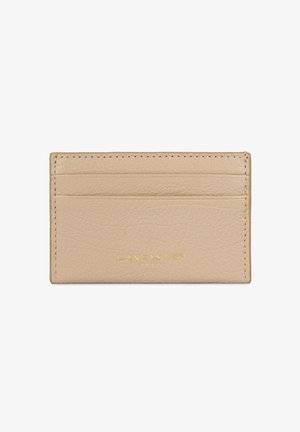 Porte-cartes en cuir beige avec quatre emplacements pour cartes, surface texturée, logo "LANCASTER PARIS" embossé en or et coutures renforcées.